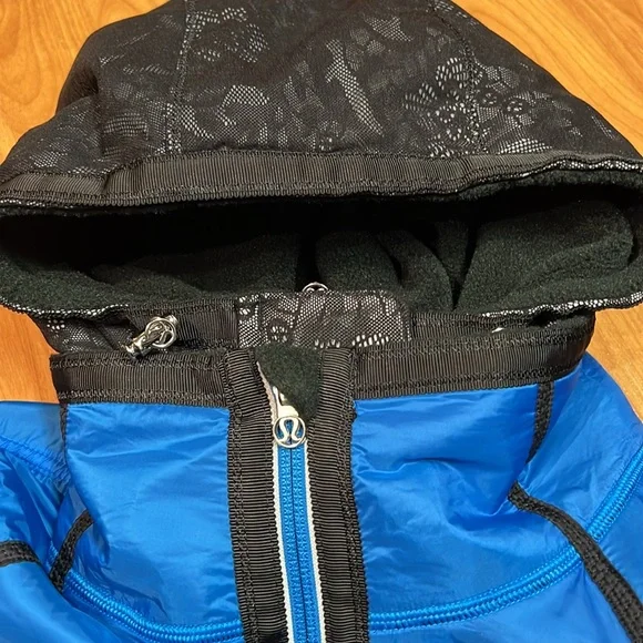 EUC Lululemon Run: Bundle Up Jacket (US 8) - Black / Beaming Blue - Picture 15 of 16
